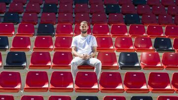 Mario Su&aacute;rez posa para AS en el Estadio de Vallecas antes de la epidemia.