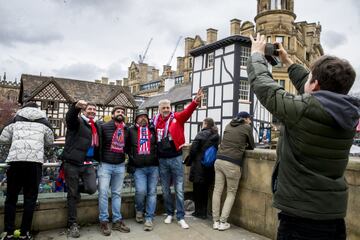 Un gran número de aficionados del Atlético de Madrid han dado color en el día de hoy a las calles de la ciudad inglesa a la espera del partido de cuartos de esta noche.