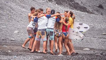 Los miembros de la selecci&oacute;n espa&ntilde;ola de surf abrazados en la playa en El Salvador durante el Mundial Junior de surf 2022. 