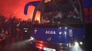 Gran expectación en la llegada del autobús del Real Oviedo al estadio Carlos Tartiere para medirse al Sporting de Gijón en la decimocuarta jornada de la Liga 1|2|3. 