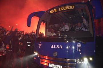 Gran expectación en la llegada del autobús del Real Oviedo al estadio Carlos Tartiere para medirse al Sporting de Gijón en la decimocuarta jornada de la Liga 1|2|3. 