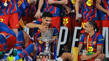 Soccer Football - Spanish Super Cup - Final - FC Barcelona v Real Madrid - King Abdullah Sports City Stadium, Jeddah, Saudi Arabia - January 12, 2026 FC Barcelona's Ronald Araujo and FC Barcelona's Raphinha celebrate with trophies after winning the Spanish Super Cup final REUTERS/Stringer