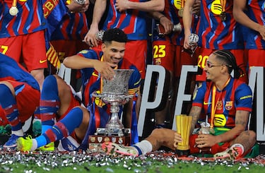 Ronald Araujo y Raphinha celebran la victoria del Barcelona en la final de la Supercopa de España.
