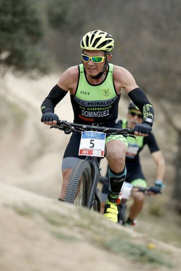 Los duatletas madrileños Manuel Díaz y Beatriz Molina cosecharon dos trabajadas victorias en la tercera edición del Du Cross Alcobendas. La localidad recibió a 170 duatletas con el parque natural de Valdelatas como escenario ideal para esta práctica deportiva. El próximo reto del circuito será el sábado 11 de mayo en Villanueva de la Cañada.


