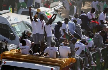 La selección de Senegal celebra con su afición el triunfo en la Copa África por las calles de Dakar.