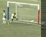 La increíble falla viral de este niño con portería libre, sin portero y la estrella en el poste