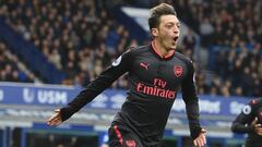 Mesut &Ouml;zil celebrando un gol con el Arsenal