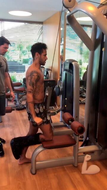 Neymar se recupera en el gimnasio. 