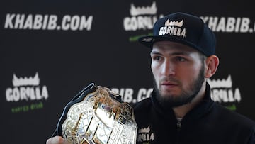 Khabib Nurmagomedov con el cinturón de la UFC.