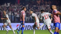 El insólito fallo de Diego Valencia en el área: ¡estaba solo!