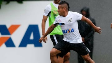 Vladimir Hernández debuta en Santos con golazo de chilena