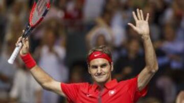 Roger Federer mientras celebra la victoria conseguida hoy sobre el italiano Simone Bolelli.