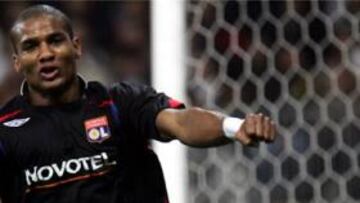 <b>PARA LA BANDA IZQUIERDA.</b> El jugador francés Malouda llega al Chelsea para reforzar la banda zurda del equipo.