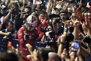 Vettel volvió a ganar más de un año después, acompañado por Leclerc y Verstappen en el podio. Un triunfo cimentado en la estrategia y en un ritmo implacable.