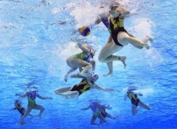 Las australianas y las brasileñas pelean por el balón bajo el agua durante el partido de waterpolo entre sus selecciones en Río 2016.