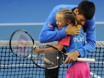 Novak Djokovic, como embajador de ANZ, disputó un 'partido' con la ganadora del concurso ANZ Hot Shots, Anna Obispo, en Melbourne.