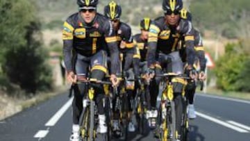 BALUARTES. El alemán Gerald Ciolek, ganador de la Milán-San Remo de 2013, y el eritreo Daniel Teklehaimanot, fichaje del MTN para 2014, con los colores de su equipo.