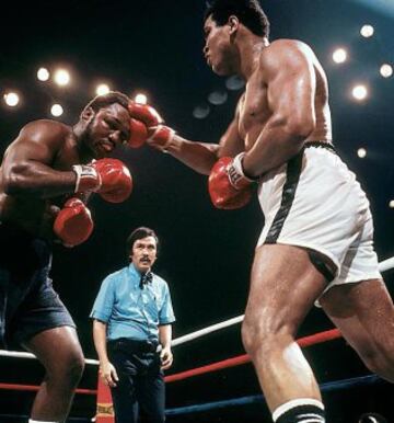 1 de octubre de 1975. 'A Thrilla in Manila'. Tercer combate entre Ali y Frazier. El dominio de Muhammad Ali y la gran resistencia de Joe Frazier pese al castigo recibido fueron los elementos que marcaron la pelea. Llegó el round 14 y el manager de Joe, Eddie Futch decidió que su boxeador no podía más y le dijo de manera contundente: “Todo terminó, nadie olvidará lo que hiciste aquí hoy”.
