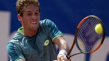 Roberto Carballés devuelve una bola en una imagen de archivo.