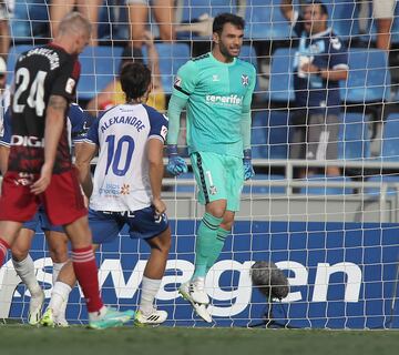 Soriano tuvo que tirar del carro de su equipo desde el minuto 44, cuando el Tenerife se quedó con un jugador menos por expulsión de Dauda, que además cometió penalti. En dicha acción, el meta adivinó las intenciones de Curro, aguantando en el centro y enviando a córner. Además completó otras cuatro paradas.