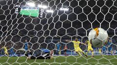 Zenit&#039;s goalkeeper Andrey Lunyov dives but fails to stop a shot by Villarreal&#039;s Manu Morlanes during the Europa League round of 16, 1st leg soccer match between Zenit St.Petersburg and Villarreal at the Saint Petersburg stadium, in St.Petersburg
