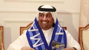 <b>UN AFICIONADO MÁS. </b>Abdullah Bin Nasser Al-Thani posa para AS con la bufanda del Málaga.