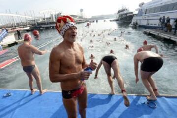 La Copa Nadal, cumple su edición 106, para celebrar el día de Navidad con una carrera de 200 metros en aguas del puerto de Barcelona. 