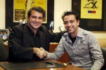 El 19 de diciembre de 2008 firmó la renovación de su contrato con el F. C. Barcelona hasta 2014.