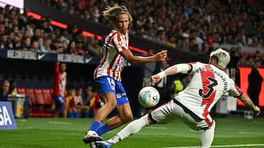 Atletico Madrid's Spanish midfielder #14 Marcos Llorente (L) vies for the ball with Rayo Vallecano's Spanish defender #03 Pep Chavarria during the Spanish league football match between Club Atletico de Madrid and Rayo Vallecano de Madrid at the Metropolitano stadium in Madrid on September 24, 2025. (Photo by Javier SORIANO / AFP)