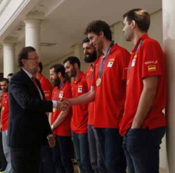 El presidente del Gobierno, Mariano Rajoy saluda a Pau Gasol.