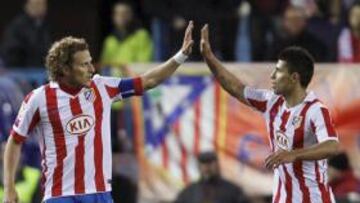 <b>EFECTIVOS. </b>Forlán y Agüero celebran un gol del Atlético. Los dos han dado muchas alegrías al Atleti.
