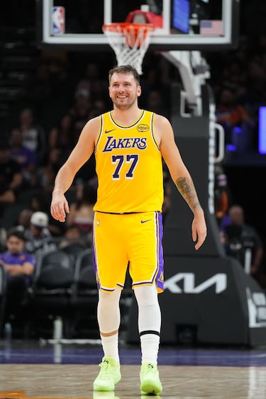 El jugador de los Lakers, Luka Doncic, durante durante la primera mitad del partido de pretemporada de la NBA contra los Phoenix Suns en el Mortgage Matchup Center el 14 de octubre de 2025 en Phoenix, Arizona.