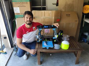 Roi Rodríguez (25 años, Vigo) es una de las esperanzas del piragüismo español. Hace dos semanas debía competir en uno de los test de la Federación Española en un pantano de Asturias, “pero llegó antes el estado de alarma, y todos en casa”. Está en Tomiño, un municipio cercano a Tuy donde vive con sus padres, sus dos hermanas, “también deportistas”, y con Albert Martí, su compañero de preparación catalán que se quedó para seguir los entrenamientos en Galicia. “La suerte es que vivo en una casa, tenemos sitio, y habíamos previsto que algo así podía ocurrir”, asegura Roi. Además de los ensayos con un simulador, el piragüista aprovecha sus estudios: “Soy ingeniero informático, y vi que podía utilizar mis conocimientos colaborando con una asociación que empezaba a trabajar para aportar mascarillas. En Galicia somos unos 1.600, y en España cerca de 10.000”. El caso es que Roi tiene una impresora de 3D, y “el resto es sencillo; bajas un programa de la asociación, y dejas que se imprima. Está constantemente encendida y más o menos cada uno viene a entregar unas siete mascarillas diarias porque se tardan casi tres horas en cada una; por el número de colaboradores son más de mil al día. Se recogen, y luego se coloca la visera, y se entregan en aquellos lugares o centros donde se necesitan”.