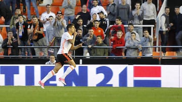 Cancelo manda callar a la grada.