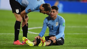 Giménez, tendido en suelo, se lesionó ante Colombia.