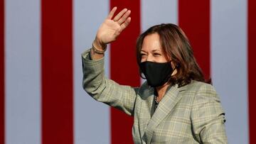 (ARCHIVOS) En esta foto de archivo tomada el 2 de octubre de 2020, la candidata dem&oacute;crata a la vicepresidencia Kamala Harris saluda a los partidarios en un evento de movilizaci&oacute;n de votantes en Las Vegas.