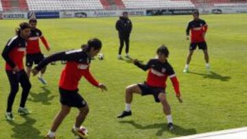 CANTERANO. Óliver trata de quitarle un balón a Falcao.