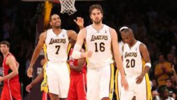 Pau Gasol es felicitado por sus compañeros después de anotar los dos tiros libres que han dado la victoria a los Lakers.