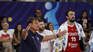 Ergin Ataman da instrucciones con Sanli por detrás.