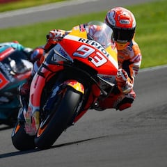 Márquez se sirve de Rossi para firmar su octava pole del año