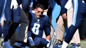 Marcus Mariota, quarterback de Tennessee Titans, tuvo que abandonar el campo por una lesi&oacute;n en rodilla izquierda.