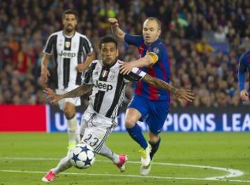 Dani Alves e Iniesta.