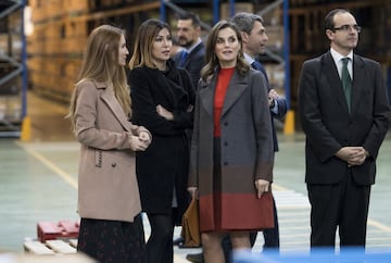 Los Reyes Felipe VI y Letizia visitaron la sede de la compañía Joma Sport en la localidad toledana de Portillo. La ministra de Defensa María Dolores de Cospedal y el presidente de Castilla-La Mancha Emiliano García-Page acompañaron a los monarcas.