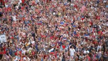 ALEGRÍA. Aficionados de Estados Unidos celebran un gol de su selección.