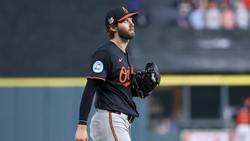El pelotero mexicano impidió que el pitcher de los Orioles consiguiera el 25° juego perfecto en las Grandes Ligas con un toque en la octava entrada.