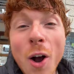 Un estadounidense pide un desayuno en España y alucina hasta con la máquina de tabaco: “Es tan extraño…”