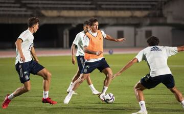 Oyarzabal entre tres defensores durante el entrenamiento.