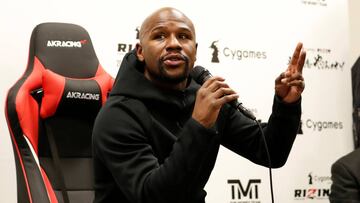 Mayweather da plant&oacute;n en un acto tras 8 horas de espera