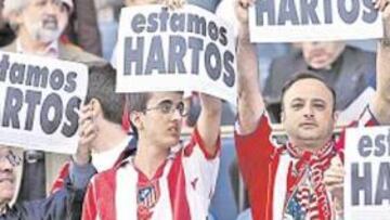 <b>HARTÍSIMOS. </b>La afición se postuló el domingo: están hartos de los arbitrajes que sufre el Atlético.