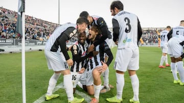 Chris Ramos, de pie, celebra uno de los goles de sus compañeros ante Las Palmas.